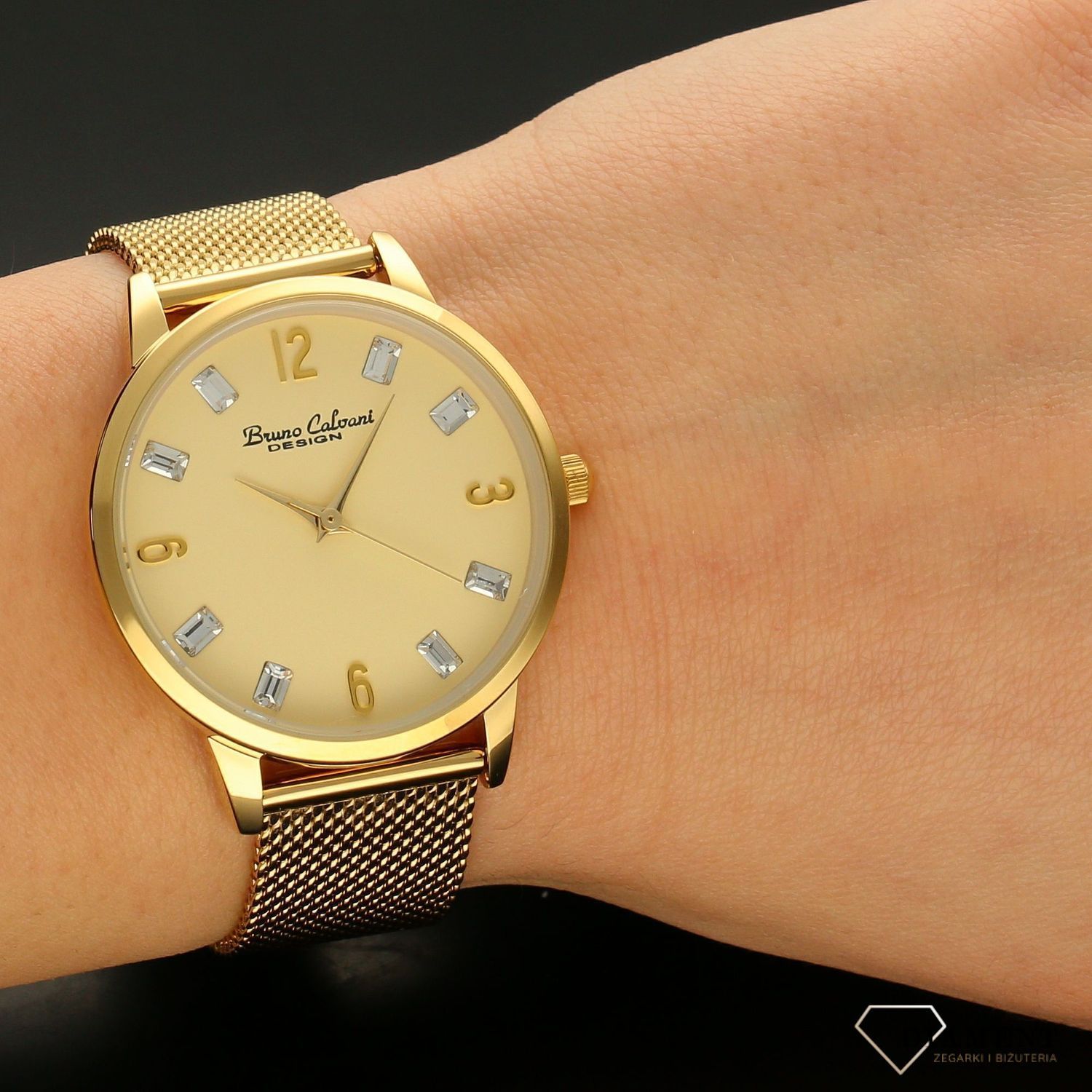 Zegarek damski BRUNO CALVANI złoty z kryształami BC90533 GOLD. Złoty zegarek damski z ozdobną tarczą. Indeksy w formie błyszczących kryształów. Zegarek damski ze stalową bransoletką typu mesh w kolorze złotym (4).jpg